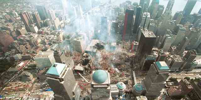 Eine Luftaufnahme des NYC Custom House und der Umgebung nach den Terroranschlägen vom 11. September 2001 in New York City.