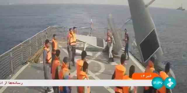 In diesem Einzelbild des iranischen Staatsfernsehens werfen iranische Marinematrosen am Donnerstag, den 1. September 2022, eine amerikanische Seedrohne im Roten Meer über Bord.