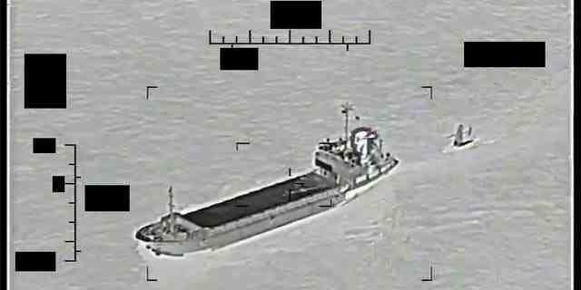 Dieses von der US-Marine veröffentlichte Foto zeigt das Schiff der iranischen Revolutionsgarde Shahid Bazair (links), das am Dienstag, den 30. August 2022, eine Saildrone Explorer der US-Marine im Persischen Golf schleppt. 
