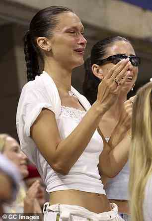 Bella Hadid gehörte nach dem Match zu den weinenden Promis am Rande des Platzes