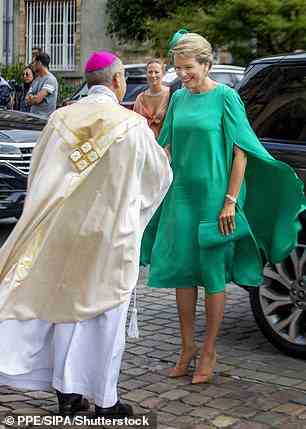 Königin Mathilde sah bei der Hochzeit in einem komplett grünen Look-Ensemble äußerst stilvoll aus