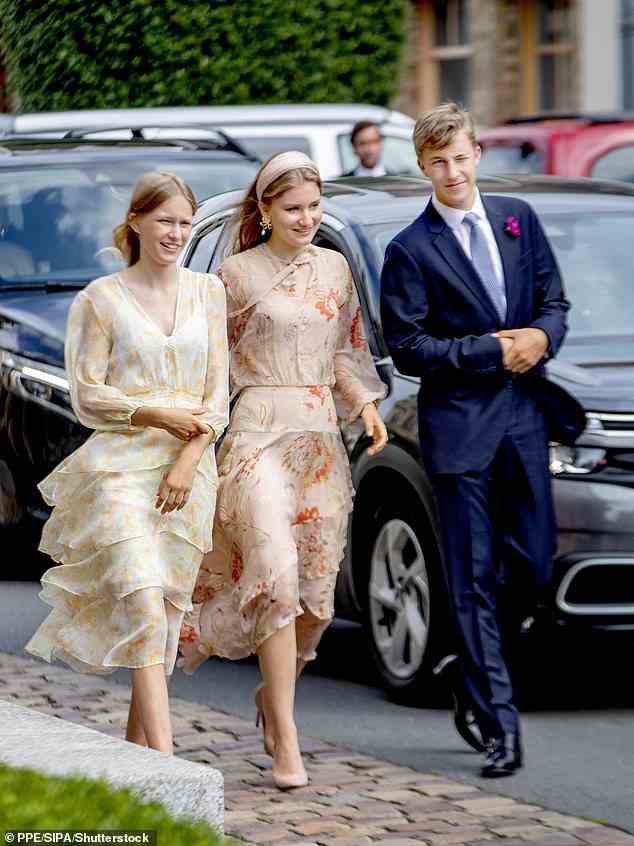 Die königlichen Kinder sahen sehr schick aus, Eleonore und Elisabeth trugen ähnliche Blumenkleider und Emmanuel trug einen marineblauen Anzug