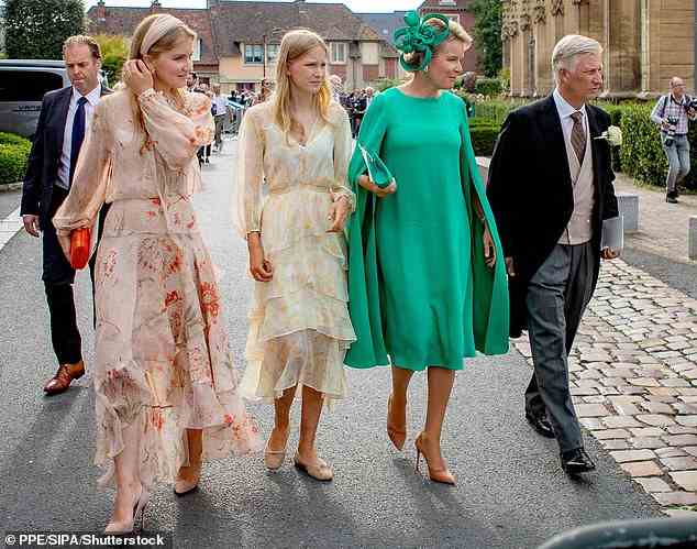 Königin Mathilde und ihre Töchter waren das Bild der Haltung, als sie gemeinsam mit König Philippe zur Zeremonie gingen (im Bild).