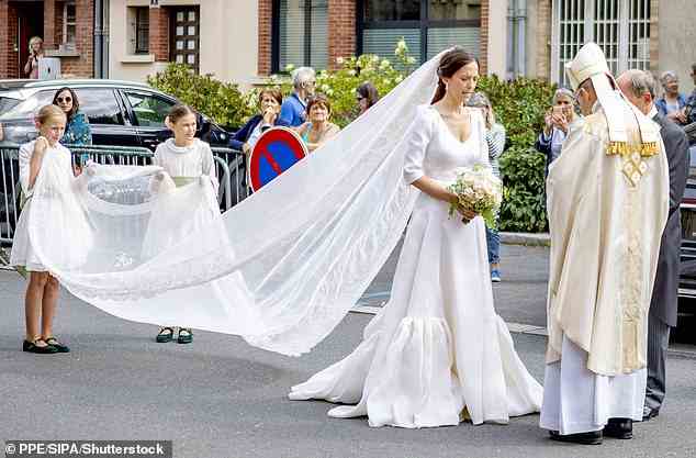 Weiße Hochzeit: Die Braut trug ein traditionelles Stufenkleid mit einem beeindruckenden Schleier mit Spitzendetails