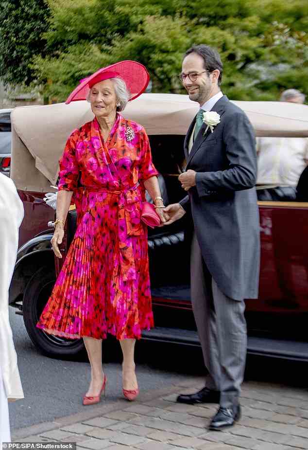 An der Zeremonie nahm die Mutter von Charles-Henri und Mathilde, Gräfin Anne Marie d'Udekem d'Acoz, teil, die in Rot und Pink sensationell aussah