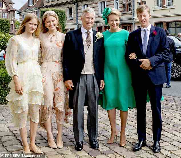 Die königliche Familie präsentierte sich sehr stilvoll, als sie von Belgien in die Normandie reiste, um den freudigen Anlass mitzuerleben