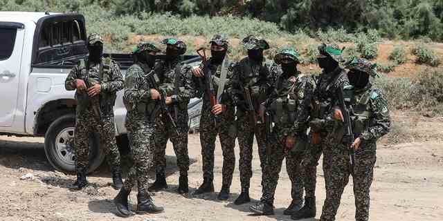 Maskierte Mitglieder der al-Qassam-Brigaden, des militärischen Flügels der Hamas, am 8. August 2022 im zentralen Gazastreifen.  