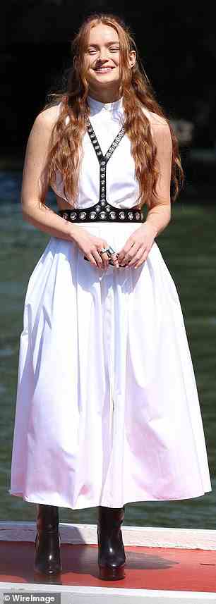 Strahlend: Sadie Sink lächelte, als sie in der italienischen Stadt ihren Sommerstil in einem weißen Maxikleid zeigte