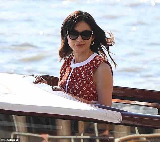 Sieht gut aus: Die Schauspielerin, 39, zog eine übergroße Sonnenbrille an, während ihre brünetten Locken im Wind wehten, als sie eine Bootsfahrt unternahm