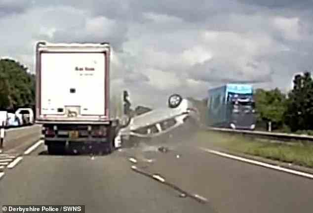 Der Lastwagen geriet ins Schleudern, konnte aber auf der A50 in der Nähe von Findern, Derbyshire, bleiben