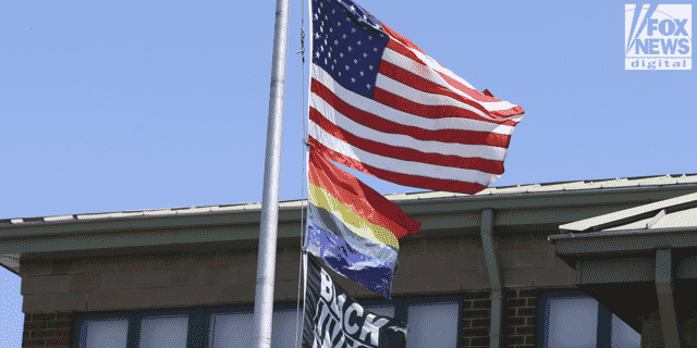 Die US-Flagge, die Regenbogen-Pride-Flagge und eine Black-Lives-Matter-Flagge wehen über der Geburtsschule von Worcester. 