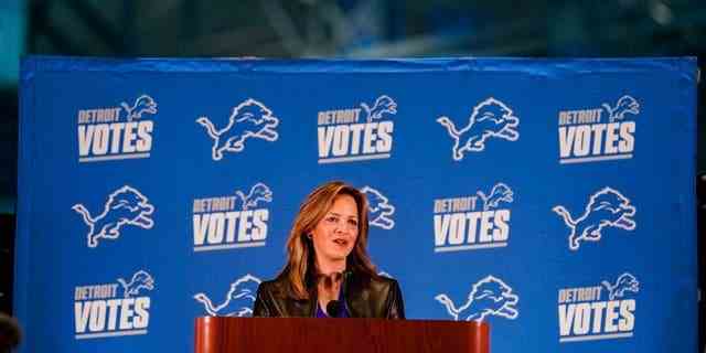 Die Außenministerin von Michigan, Jocelyn Benson, spricht auf einer Pressekonferenz, während Wahlhelfer sich darauf vorbereiten, am Wahltag, Dienstag, den 3. November 2020, in Detroit, MI, Stimmzettel im Ford Field zu sichern.