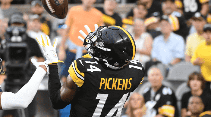 13.08.2022;  Pittsburgh, Pennsylvanien, USA;  Pittsburgh Steelers Wide Receiver George Pickens (14) fängt im ersten Viertel im Acrisure Stadium einen Pass für einen Touchdown gegen die Seattle Seahawks.