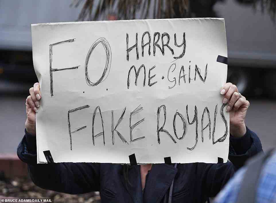 Ein Demonstrant trug ein Schild mit der Aufschrift: „FO Harry and Me – Gain Fake Royals“