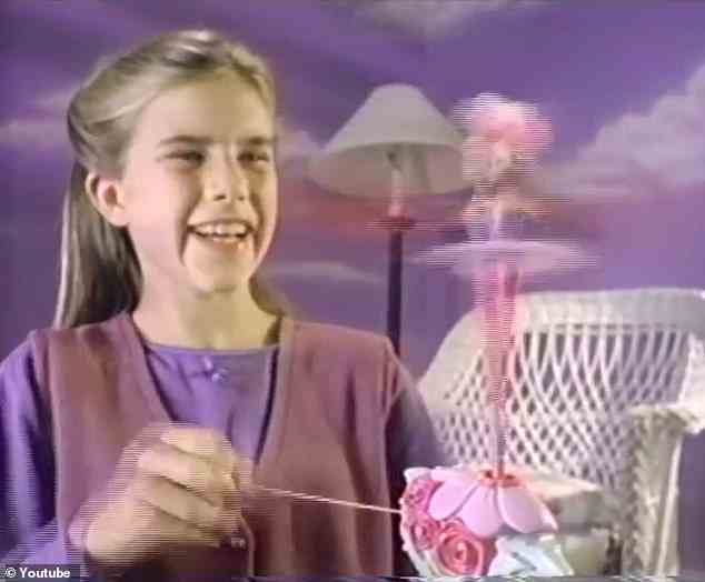 Eine Werbung aus den Neunzigern zeigt ein junges Mädchen, das das Spielzeug benutzt