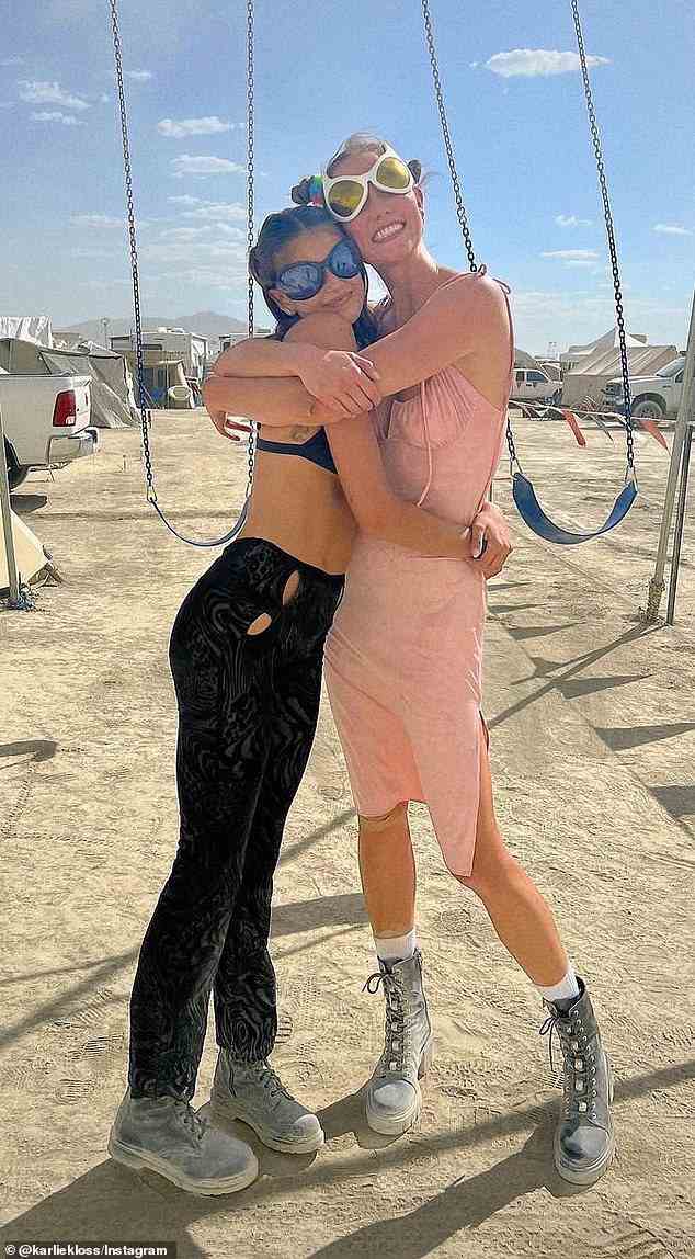 Meilenstein 21: Kloss schwärmte von ihrer Freundin, dem Supermodel-Kollegen Kaia Gerber, an ihrem 21. Geburtstag, den sie gemeinsam beim Burning Man Festival im Nordwesten von Nevada feierten