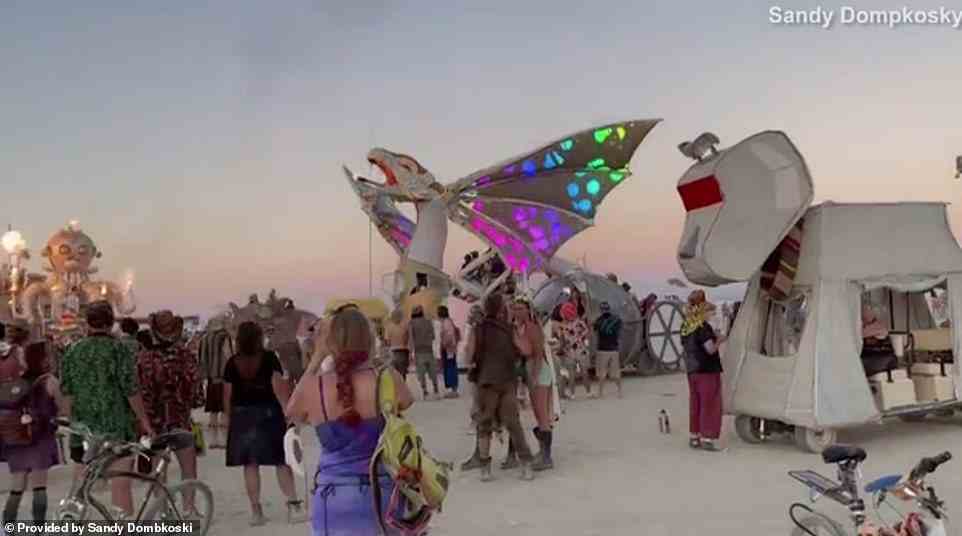 Ein tanzender Drache ist am Montag zu sehen, als Burning Man zu Ende ging