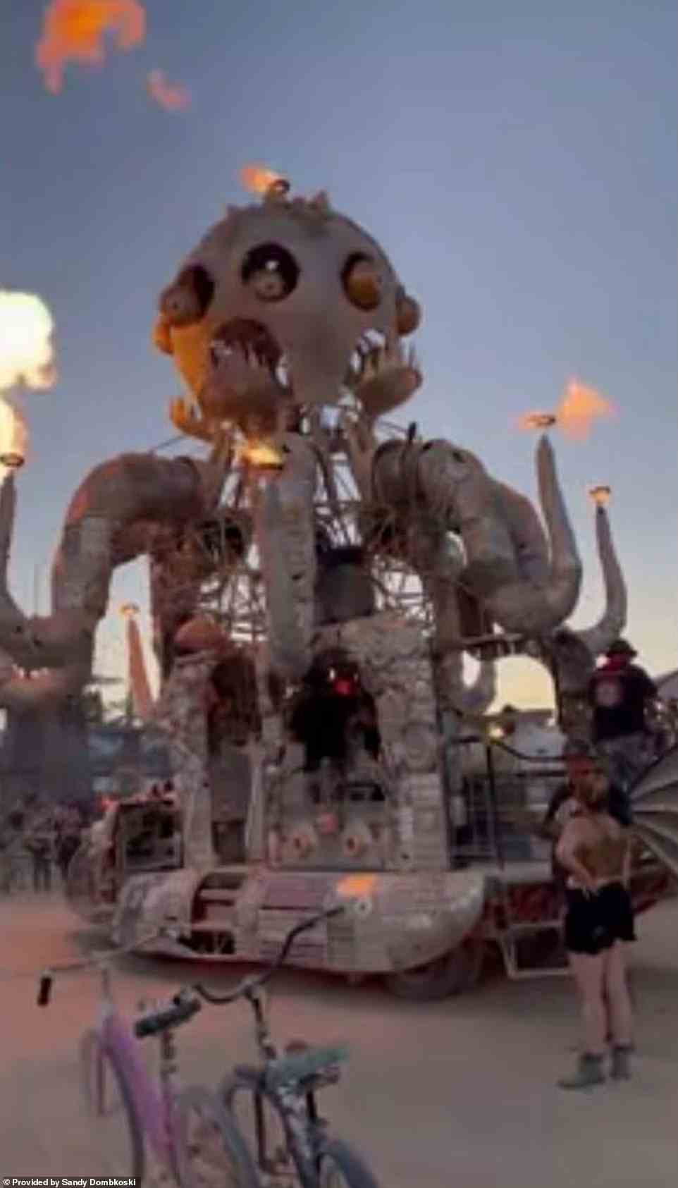 Am letzten Tag von Burning Man sieht man einen feurigen Oktopus, der durch die Wüste kriecht