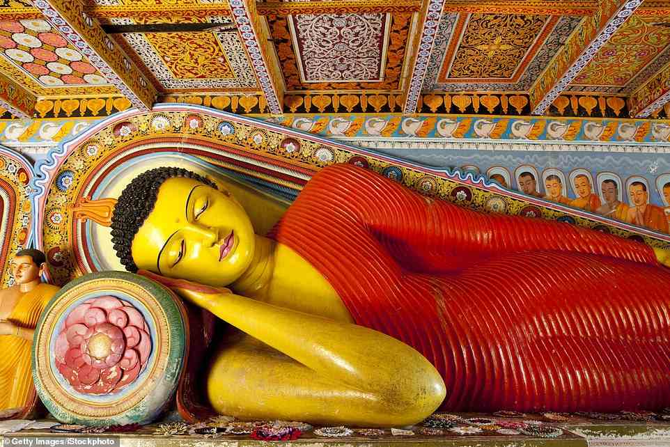 Die Cox & Kings-Route beinhaltet einen Besuch der liegenden Buddha-Statue oben im Isurumuniya-Tempel von Anuradhapura
