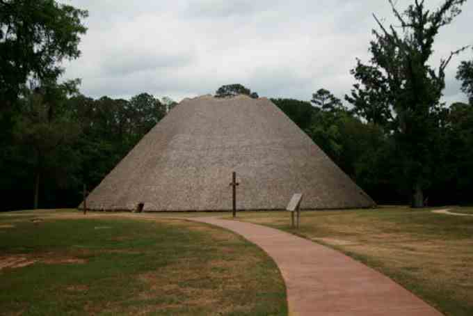 a reconstruction of a dome-shaped indigenous council house from the late 1600s