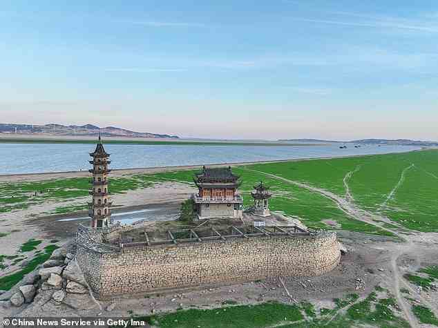 Luftaufnahme der historischen Stätte der Insel Luoxingdun, die aufgrund des niedrigeren Wasserstands im Poyang-See am 21. August 2022 in Jiujiang, Provinz Jiangxi in China, vollständig sichtbar ist