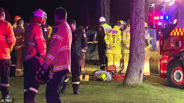 Rettungskräfte sind am Ort eines tödlichen Unfalls in Buxton, New South Wales, abgebildet