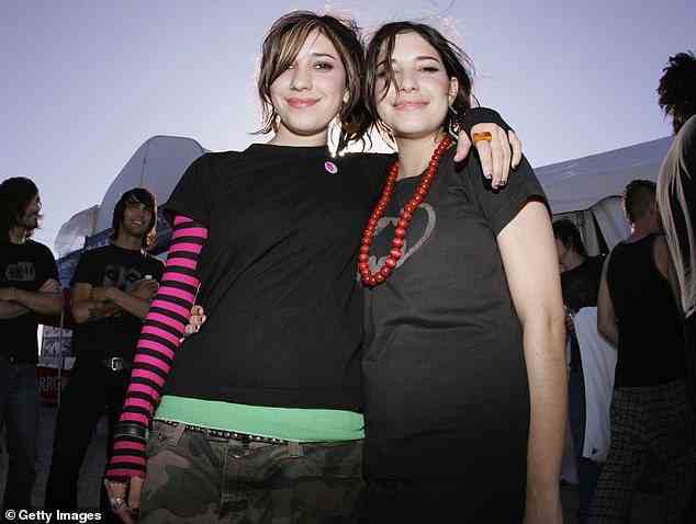 Jessica und Lisa gründeten The Veronicas im Jahr 2004 und veröffentlichten eine Reihe von Hits, die die Charts anführten, darunter 4Ever, Hook Me Up und Untouched.  Abgebildet im Jahr 2005