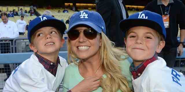 Britney Spears posiert mit den Söhnen Jayden James Federline (L) und Sean Preston Federline (R) während eines Dodger-Spiels im Jahr 2013.