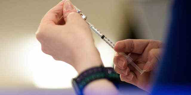 Krankenschwester bereitet COVID-19-Impfstoffe in Waterford, Michigan, USA, 8. April 2022 vor.