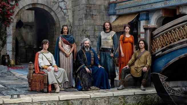 Eine Gruppe von Charakteren, die königlich sitzen und in die Kamera starren "Der Herr der Ringe: Die Ringe der Macht"