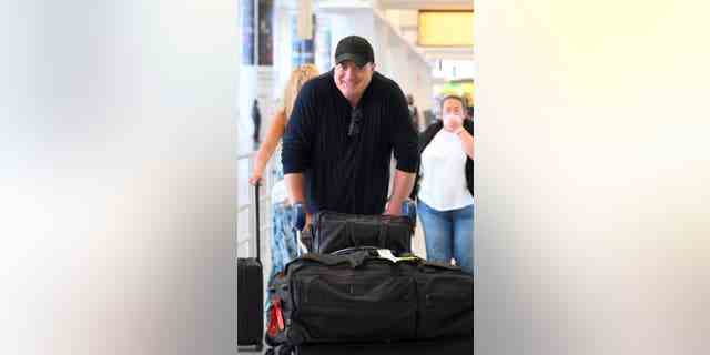 Brendan Fraser schob einen Gepäckwagen durch den Flughafen, nachdem er sechs Minuten lang stehende Ovationen für seine Rolle erhalten hatte "Der Wal" am Sonntag der Filmfestspiele von Venedig.