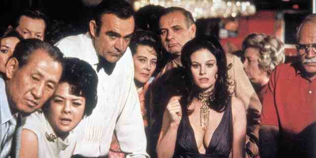 Schauspieler Sean Connery und Schauspielerin Lana Wood am Set von "Diamanten sind für immer."
