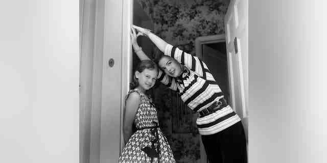 Die Schauspielerin Natalie Wood (rechts) und ihre Schwester Lana Wood posieren für ein Porträt in ihrem Haus in Los Angeles.  Das ältere Geschwister starb 1981 im Alter von 43 Jahren durch Ertrinken.