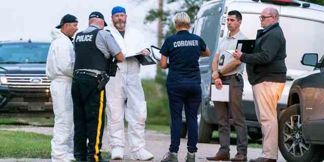 Ermittler versammeln sich am Sonntag, dem 4. September, vor dem Tatort eines Messerstichs in Weldon, Saskatchewan. 