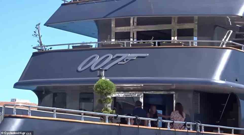 Das Boot, das für einen internationalen Spion geeignet ist, verfügt über das ikonische 007-Logo und die Kanone sowie einen eigenen Hubschrauberlandeplatz