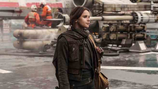 Felicity Jones als Jyn Erso trägt in „Rogue One“ ein dunkelbraunes Outfit
