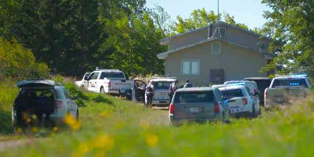 In diesem Bild aus einem Video umstellten kanadische Strafverfolgungsbeamte am Dienstag, den 6. September 2022, eine Residenz im Reservat der James Smith Cree First Nation in Saskatchewan, Kanada, als sie nach einem Verdächtigen in einer Reihe von Messerstechereien suchten.