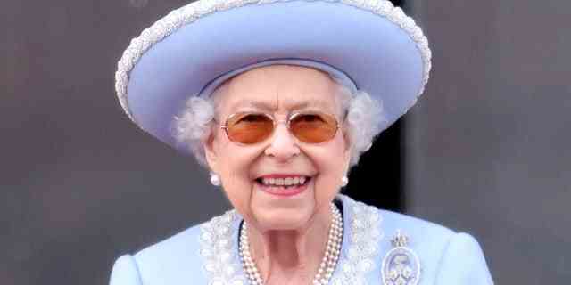 Queen Elizabeth II hat Mobilitätsprobleme und geht seit Oktober 2021 mit einem Stock.