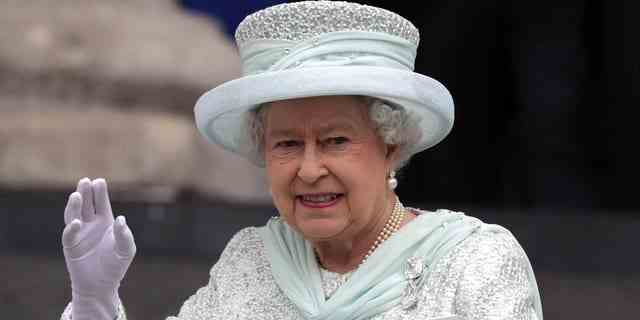 Königin Elizabeth II. hat sich kürzlich von ihren königlichen Pflichten zurückgezogen und ihrem Sohn, Prinz Charles, und ihrem Enkel, Prinz William, mehr Verantwortung übertragen.