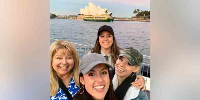 Megan Hilty posierte mit ihren Schwestern und ihrer Mutter während einer Tournee in Australien im Jahr 2019.