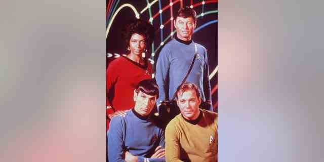 Im Uhrzeigersinn von oben links: Nichelle Nichols, DeForest Kelley, William Shatner und Leonard Nimoy in der Fernsehserie "Star Trek" um 1969.