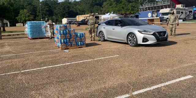 Eine Wasserspendenstelle, an der Menschen in Jackson Trinkwasser holen können.
