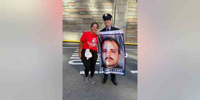 Marcela Leahy mit ihrem Sohn John, der ein Bild ihres gefallenen 9/11-Held-Ehemanns James Leahy hält