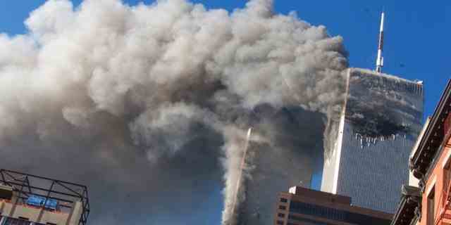 DATEI – Rauch steigt aus den brennenden Zwillingstürmen des World Trade Centers auf, nachdem entführte Flugzeuge am 11. September 2001 in New York City in die Türme gestürzt sind.
