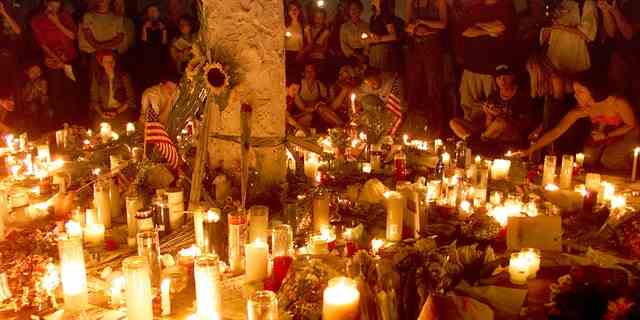 Kerzenlicht-Mahnwache für die Opfer des Terroranschlags auf das World Trade Center auf dem Union Square in New York City.  13.9.2001. 