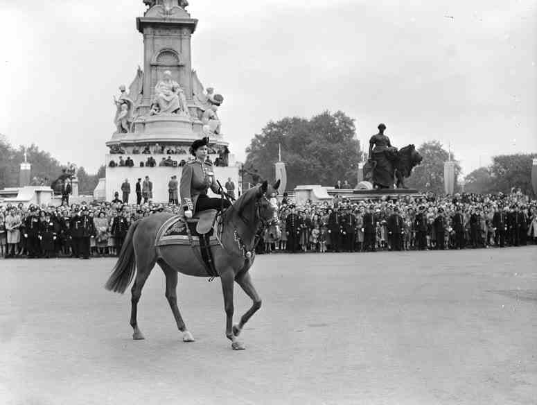 Queen Elizabeth II zu Pferd