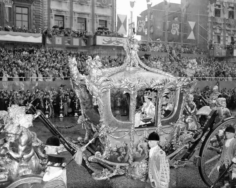 Ein Foto von Königin Elizabeth II., die an ihrem Krönungstag in einer Kutsche reitet