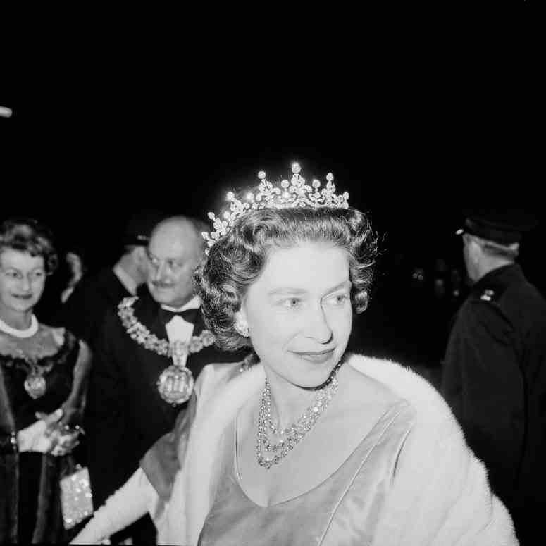 Schwarz-Weiß-Fotografie von Königin Elizabeth II., die 1964 eine Krone und eine Diamantkette trug.
