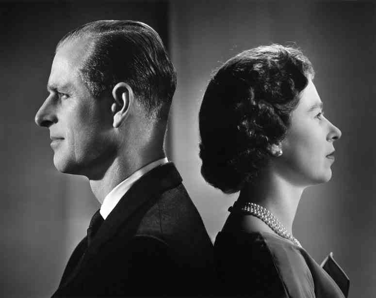 Königin Elizabeth II. und Prinz Philip, Herzog von Edinburgh, posieren Rücken an Rücken für ein Porträt
