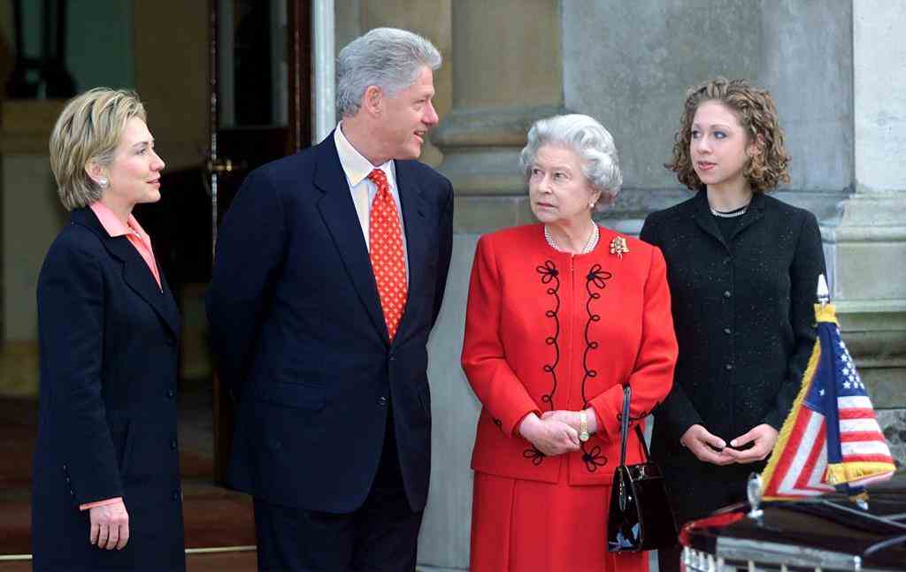 US President Bill Clinton (2ndL) talks with Queen
